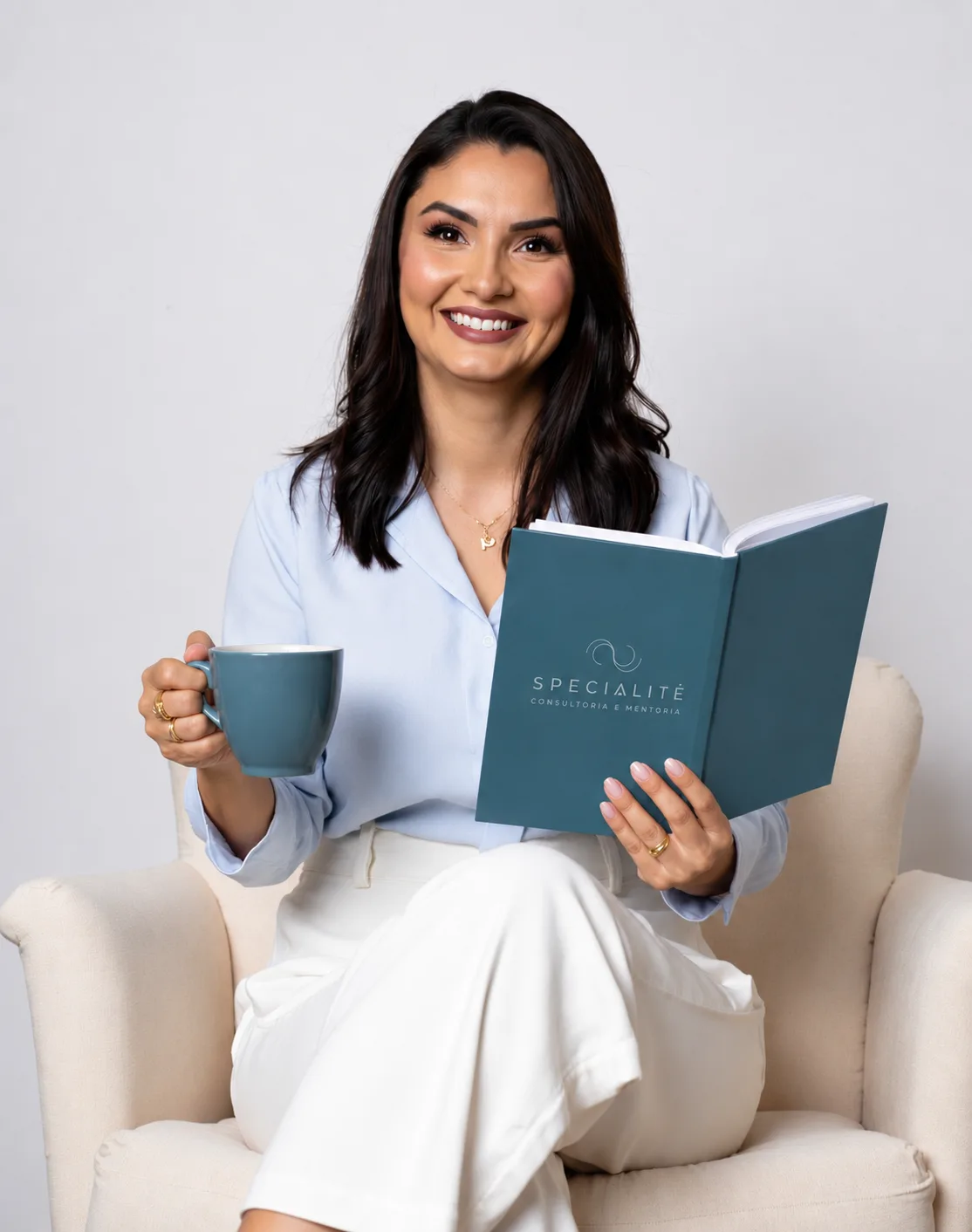 Gisele Silva com seu livro Depois da Armadura